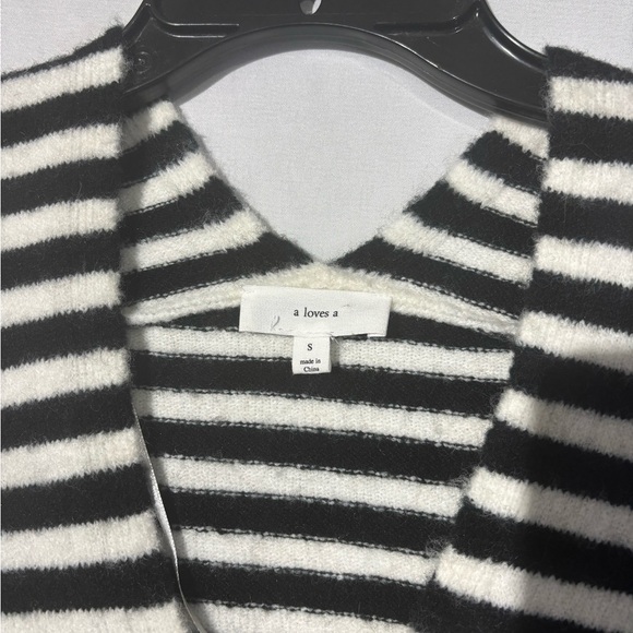 a love aV-Neck Sweater in Black and White - Picture 3 of 10